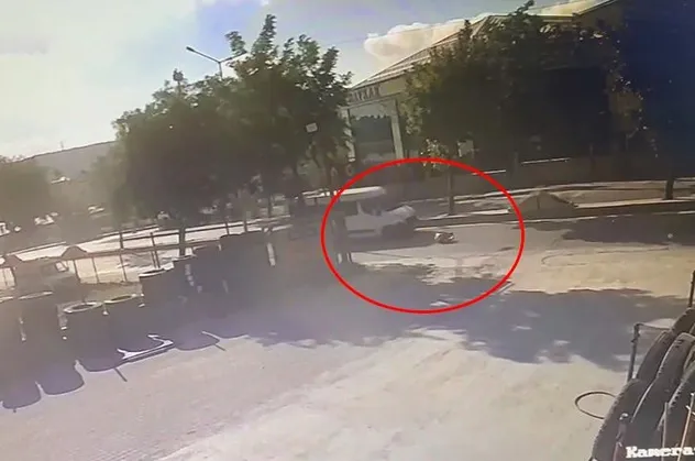 Arnavutköy'de akılalmaz kurtuluş! Kamyonetin kasasından düşen işçinin ağır yaralandığı anlar kamerada