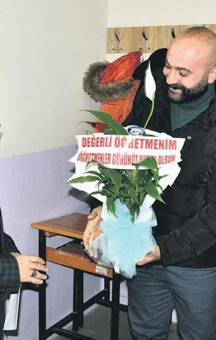 20 yıl önce 0,5 puanla bütünlemeye bırakan edebiyat öğretmene sürpriz kutlama