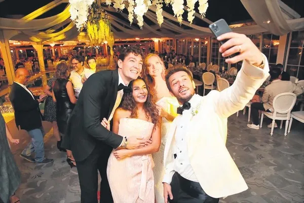 İrem Derici, sanat güneşi Zeki Müren selamı ile sahneye çıktı-7