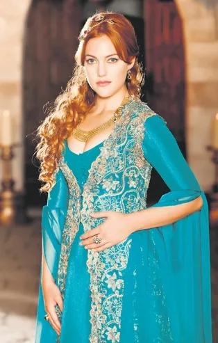 560 bin TL’lik hüsran! Estetiği fazla kaçıran Meryem Uzerli'nin yeni görüntüsü şoke etti