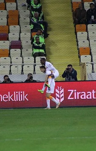 Linnes 100. maçını golle taçlandırdı