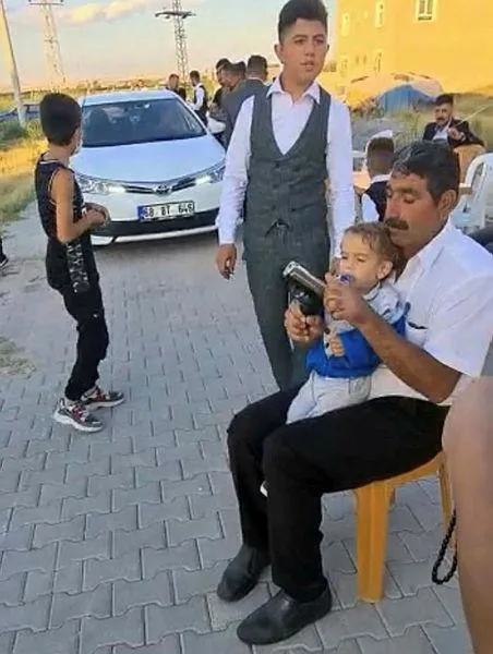 Aksaray’da pes dedirten olay: Ağzında emzikli torununun eline silah verip ateş ettirdi-3