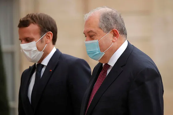macron-sarayinda-ermenistan-cumhurbaskani-armen-sarkisyan-ile-gorustu-1603399053994.jpg Macron, sarayında Ermenistan Cumhurbaşkanı Armen Sarkisyan ile görüştü-2