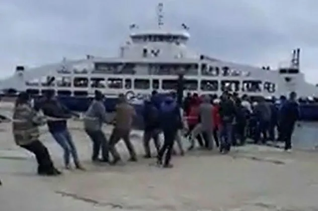 Çanakkale'de şaşırtan görüntü! Halatla feribot çektiler