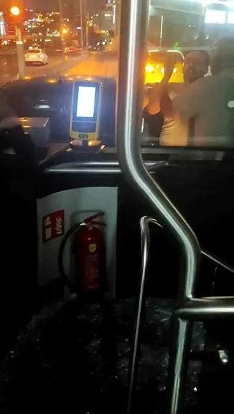 iett-otobusunde-dehset-anlari-camlari-kapilari-tekmelediler-1660199439045.jpeg İETT otobüsünde dehşet anları! Camları kapıları tekmelediler-3