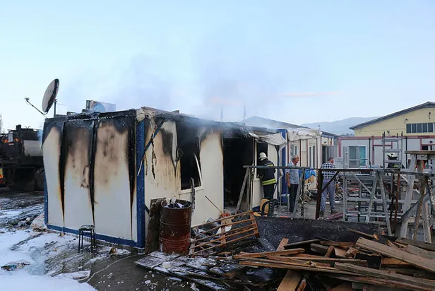 1622353053405.jpg Bolu’da, depo olarak kullanılan konteyner yangında kül oldu! İşçiler ölümden döndü-5