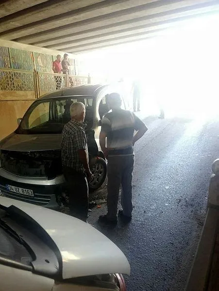 Sakarya'da bir alt geçitte korkunç kaza! Kamyonet ile otomobil kafa kafaya çarpıştı-2