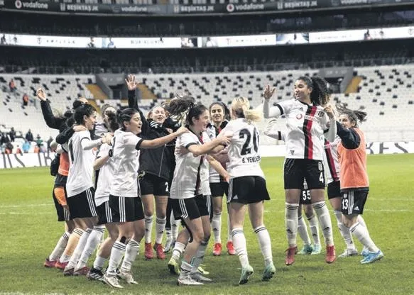 kadikoyde-derbi-gecesi-fenerbahce-ve-besiktas-kozlarini-paylasiyor-1639867839257.jpeg Kadıköy’de derbi gecesi! Fenerbahçe ve Beşiktaş kozlarını paylaşıyor-2