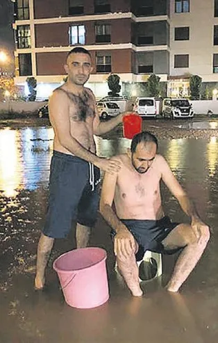 İzmir'de Tunç Soyer’e sulu tepki! Yağmur suyuyla sokakta yıkandılar