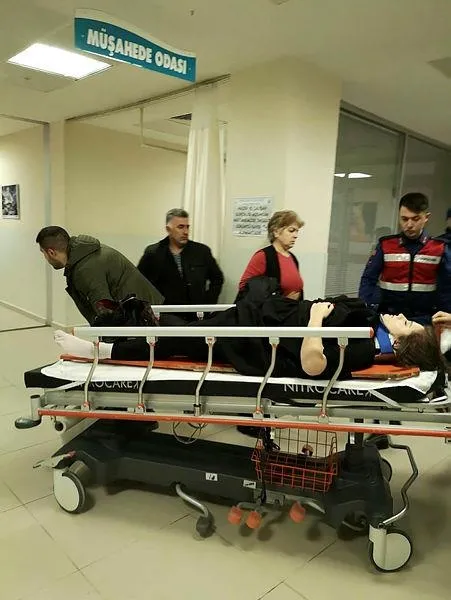 El freni çekilmeyen otomobil uçuruma devrildi: 2 yaralı-4