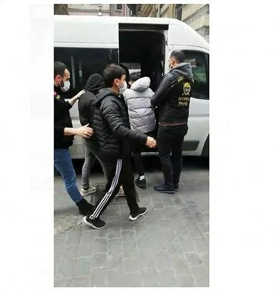 beyoglunda-amerikali-turist-leonard-samuel-raya-bicakli-saldiri-o-anlar-kamerada-1640710153708.jpeg Beyoğlu'nda, Amerikalı turist Leonard Samuel Ray'a bıçaklı saldırı! O anlar kamerada-1