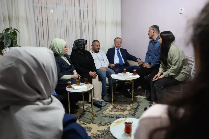 baskan-erdogan-ve-esi-emine-erdogan-ankarada-ali-osman-tas-ve-ailesine-iftarda-misafir-oldu-1710354568305.jpeg Başkan Erdoğan ve eşi Emine Erdoğan, Ankara'da Ali Osman Taş ve ailesine iftarda misafir oldu-2