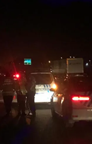 Düşen plakayı almak isterken canından oldu