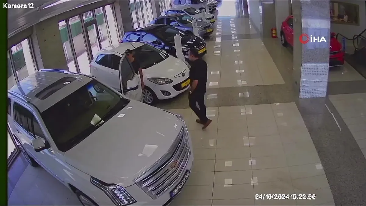 Avcılar yan yolda dehşet saçan Amerikalı hırsızın galeriden arabayı çalma anı kamerada!