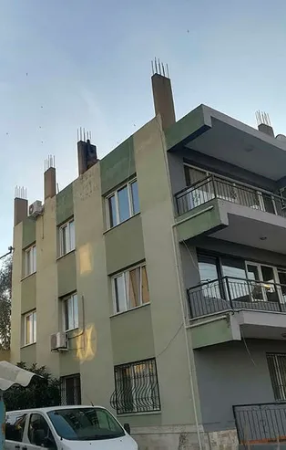 İzmir'de kan donduran olay! Yaşlı adam karısını baltayla ağır yaraladı