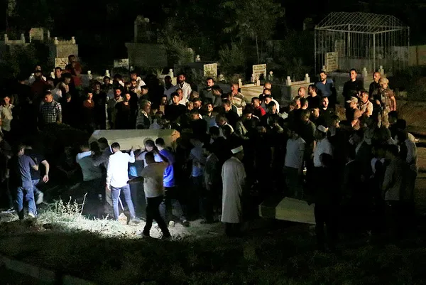 1661051289969.jpg Mardin Derik'teki TIR kazasında hayatını kaybedenlerden 3'ü toprağa verildi-2