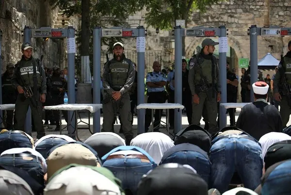 Silahların gölgesinde namaz!-1