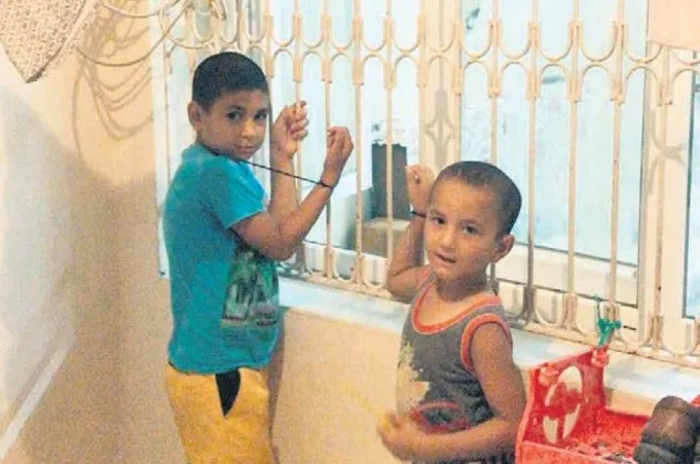 Vicdansız alacaklı borçlunun çocuklarının ellerine plastik kelepçe taktı