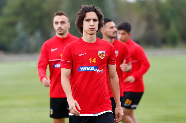 Barcelona transfer etti Kayserispor'da kadroya giremiyor! 17'lik Emre Demir kulübeye demir attı