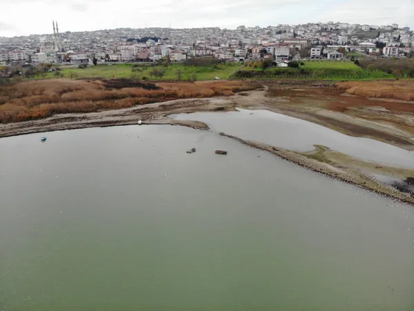 son-dakika-istanbulda-barajlardaki-su-orani-son-10-yilin-en-kotu-seviyesine-inerken-buyukcekmece-golunde-doluluk-orani-yuzde-16ya-dustu-1607669056216.jpg SON DAKİKA: İstanbul'da barajlardaki su oranı son 10 yılın en kötü seviyesine inerken Büyükçekmece Gölü'nde doluluk oranı yüzde 16'ya düştü-7