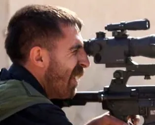 Dürbün kapağını açmadan ateş etmeye çalışan YPG’li teröristin son hali! Yine alay konusu oldu