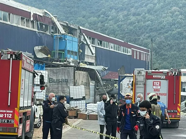 son-dakika-bursada-kimyasal-urun-isleyen-fabrikada-patlama-olu-ve-yaralilar-var-1634033093033.jpg SON DAKİKA: Bursa'da kimyasal ürün işleyen fabrikada patlama! Ölü ve yaralılar var-2