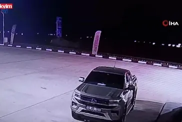 Feci kaza kamerada: Otomobil ikiye ayrıldı!
