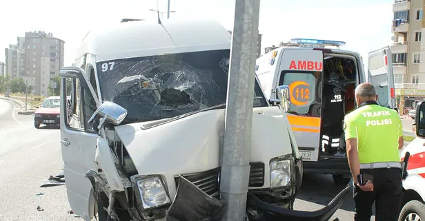 Kayseri'de yoldan çıkan kamyon işçi taşıyan minibüse çarptı: 10 yaralı!
