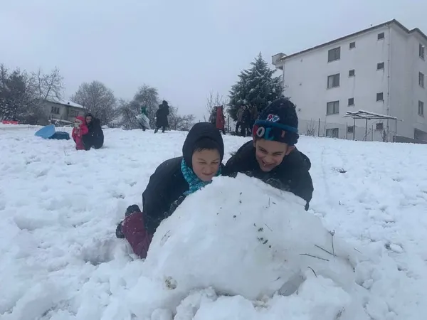 kar-topu-oynamak-isteyen-cocugun-gulumseten-istegi-karlari-temizlemeyin-1610976622755.jpg Kar topu oynamak isteyen çocuğun gülümseten isteği: Karları temizlemeyin-2