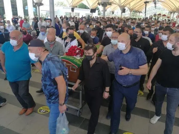 SON DAKİKA: Ölümüyle sevenlerini yasa boğan Oğuz Yılmaz gözyaşları içinde son yolculuğuna uğurlandı-2