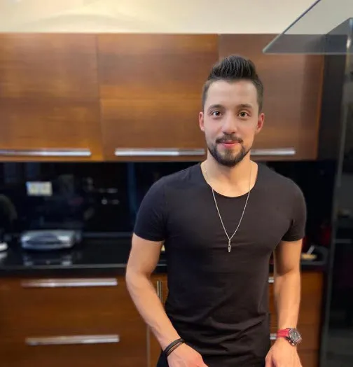 Masterchef Hasan büyük oyuncu çıktı bakmayın siz şef olmaya çalıştığına! Hasan Biltekin meğer şarkıcı Emrah'ın...-3