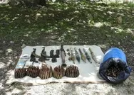 Son dakika: Hakkaride PKKlı teröristlere ait silah ve mühimmat ele geçirildi