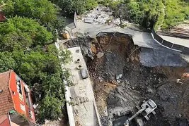 Gaziosmanpaşa’da inşaat kazısı sırasında yol çöktü! Facia drone ile görüntülendi