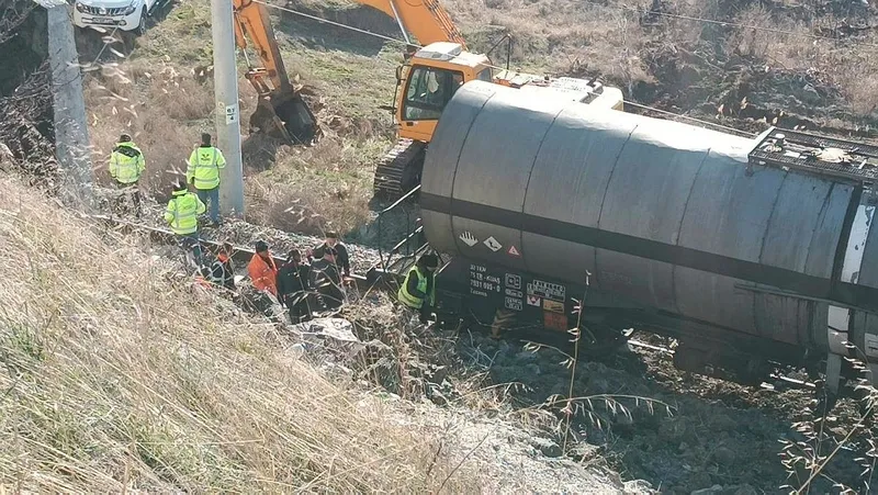 kirikkalede-yuk-treni-devrildi-makinist-ve-yardimcisi-yaralandi-1706862899097.jpeg Kırıkkale'de yük treni devrildi: makinist ve yardımcısı yaralandı-2