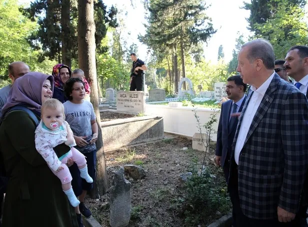 Cumhurbaşkanı Erdoğan anne ve babasının mezarını ziyaret etti-3