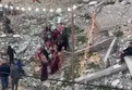 Gazzeliler, yıkılan evlerinin enkazı üstünde ilk iftarını yaptı