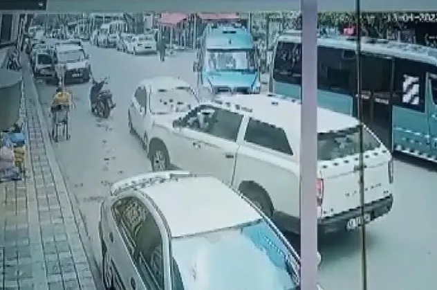 Sürücü rahatsızlandı! Kontrolden çıkan araç minibüs ve cipe çarptı! Yer: Ümraniye