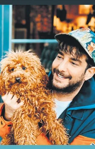 Sempatik oyuncu Enis Arıkan'dan Toy Poddle cinsi köpeği ile sevimli poz