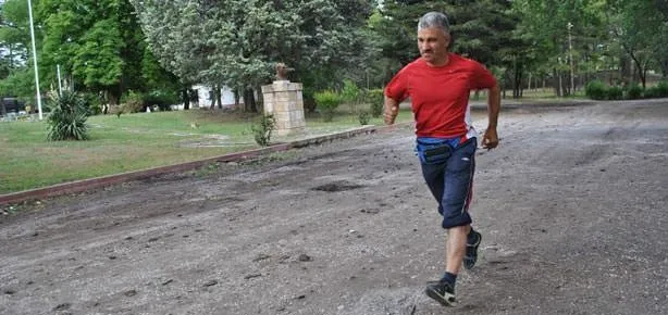 Okuldan eve maraton koşuyor