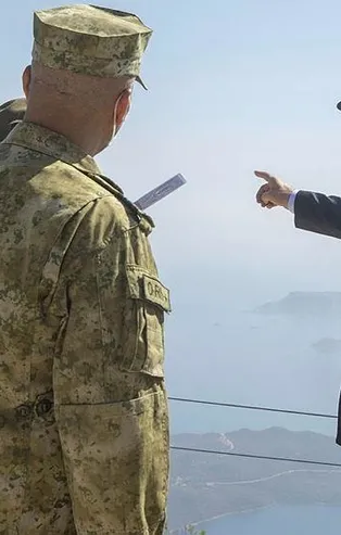 Milli Savunma Bakanı Hulusi Akar haddini aşan Yunanistan’a seslendi: Macron’un politikasına meze olmayın