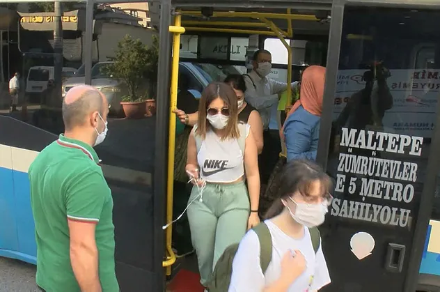 Minibüslerde yine aynı görüntü! Sosyal mesafe yok sayıldı, vatandaş isyan etti