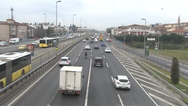son-dakika-istanbul-trafik-durumu-kisitlama-kalkti-trafik-yogunlugu-yuzde-70e-dayandi-1615030947795.jpg