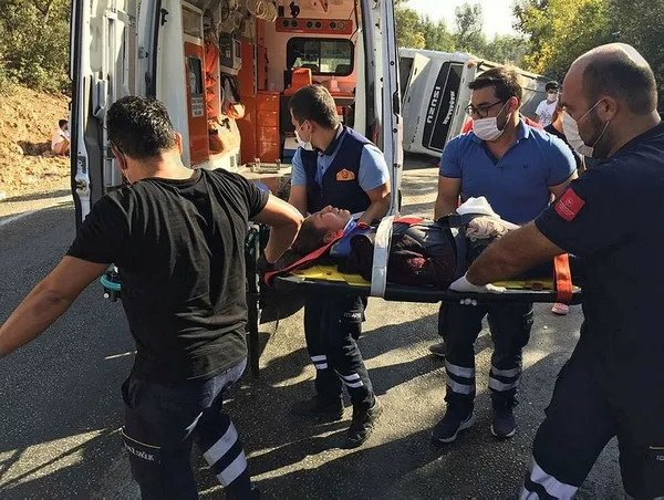 Son dakika: Mersin'de işçi midibüsü devrildi! 2 ölü 33 yaralı-2