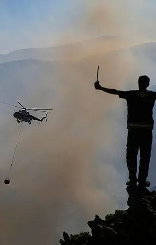 Muğla Köyceğiz'de yangınla mücadelede zamanla yarış kamerada! Helikopterlerin biri gitti biri geldi!