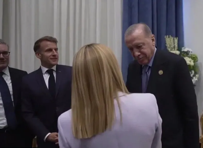 baskan-erdoganin-tavsiyesine-uydu-meloni-sigarayi-birakti-1781641318138.jpeg Başkan Erdoğan’ın tavsiyesine uydu: Meloni sigarayı bıraktı-2