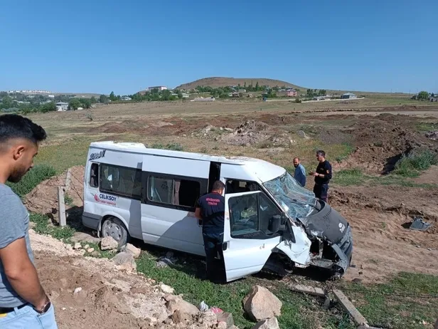 vanda-ogrenci-servisi-kaza-yapti-yaralilar-var-1686033650626.jpeg Van'da öğrenci servisi kaza yaptı: Yaralılar var-1