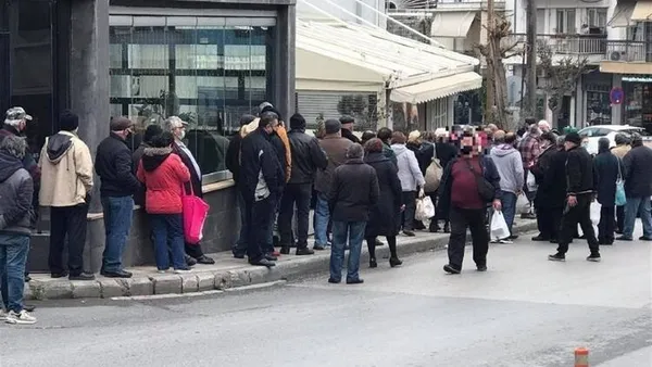 Türkiye'ye karşı silahlanmaya milyarlar akıtan Yunanistan'da durum içler acısı! Bir tabak bedava yemek için kilometrelerce kuyruk!-2