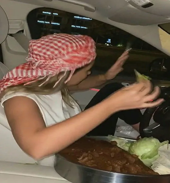 trafikte-cig-kofte-yiyerek-ve-tespih-sallayarak-otomobil-kullanmaya-calisan-surucu-kadin-yakalandi-1599506480839.jpg İstanbul trafiğinde, çiğ köfte yerken tespih sallayarak otomobil kullanmaya çalışan kadın maganda yakalandı-3