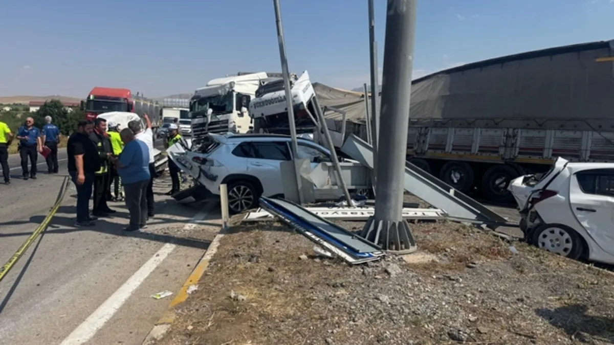 Konya'da TIR kazası: 1 ölü 9 yaralı