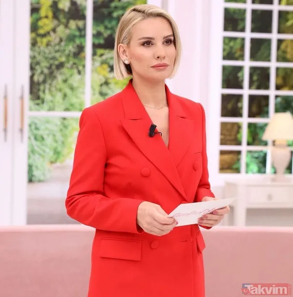 14 yıl önce evlendiği Ali Özbir ile mutlu bir evlilik sürdüren iki çocuk annesi Erol, ailesiyle yaptığı paylaşımlarla sık sık magazin gündeminde yer aldı.